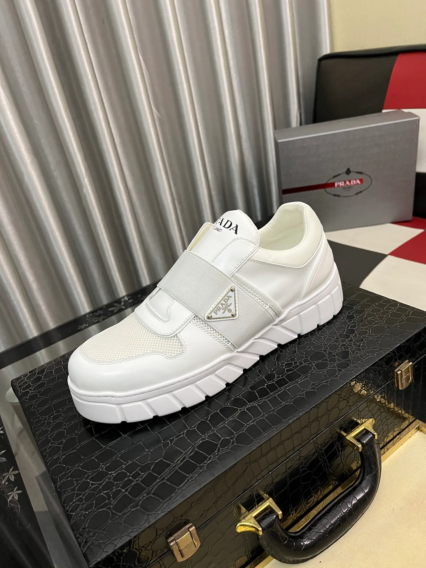 Men's shoes 💰: 560⌚⌚ high version. High-quality new PRADA counters are launched simultaneously. The new men's shoes and 😘 fabrics are selected from first-layer cowhide. Lining: Imported cowhide leather lining. 👍🏿High-end☄️Open-molded non-slip rubber outsole, exquisite lines, simple and elegant, comfortable and high-end for leisure travel. Number of yards: 38 to 44. (Can be customized for 45 non-refundable)